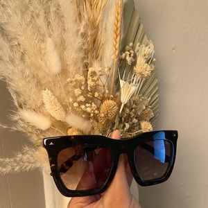 DEZI Fall Back Sunglasses in Classic Tortoise